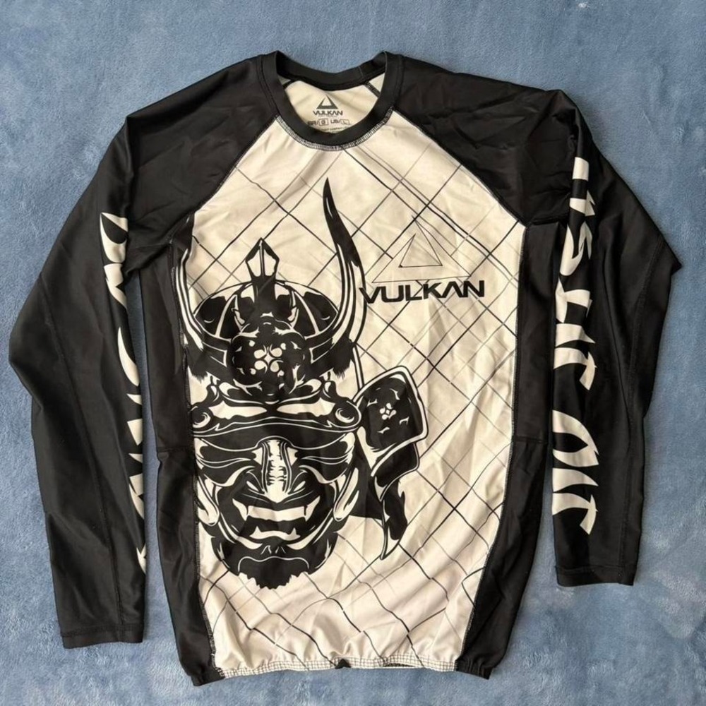 Vulkan black and white rash guard men size L